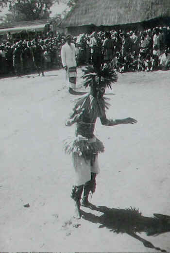 Queens' coronation celebrations in Mwinilunga, Northern Rhodesia - Ikishi katotoji